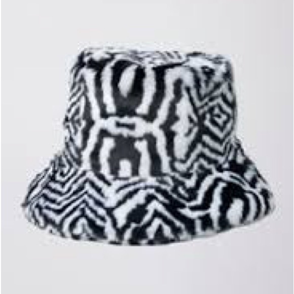 LITA BY CIARA SAFARI PRINT FAUX FUR BUCKET HAT BLACK WHITE OS NWOT